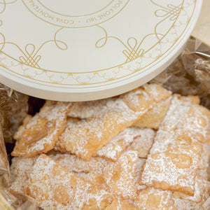 chiacchiere di carnevale con zucchero a velo