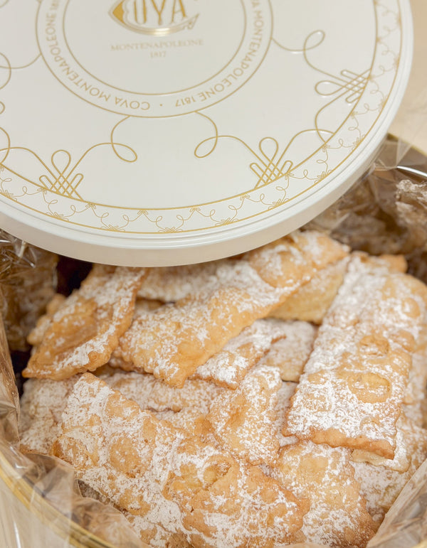 chiacchiere di carnevale con zucchero a velo