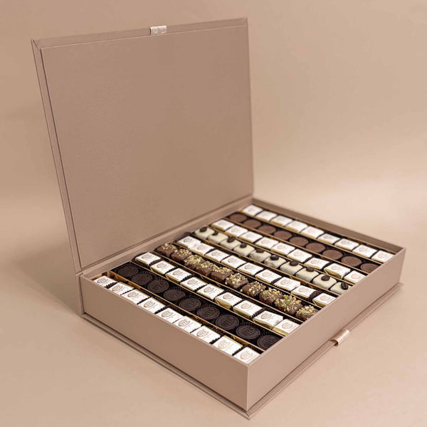 Scatola in Seta Sabbia con cioccolatini assortiti — 83 pezzi