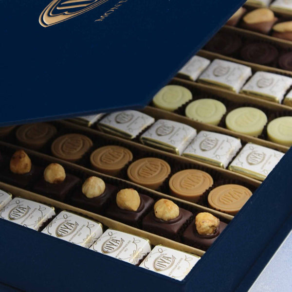 Scatola in Seta Blu con cioccolatini assortiti — 83 pezzi