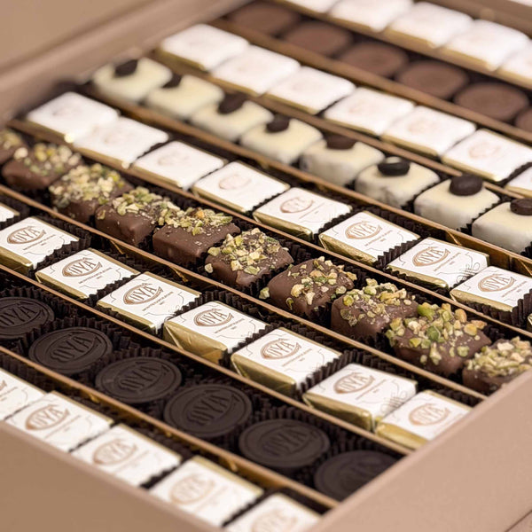 Scatola in Seta Sabbia con cioccolatini assortiti — 83 pezzi