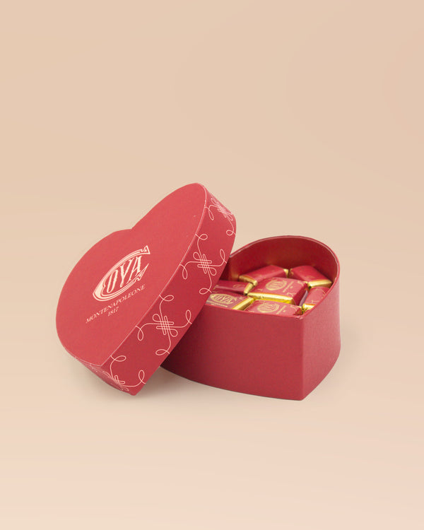 Scatola a cuore rosso con cremini al pistacchio