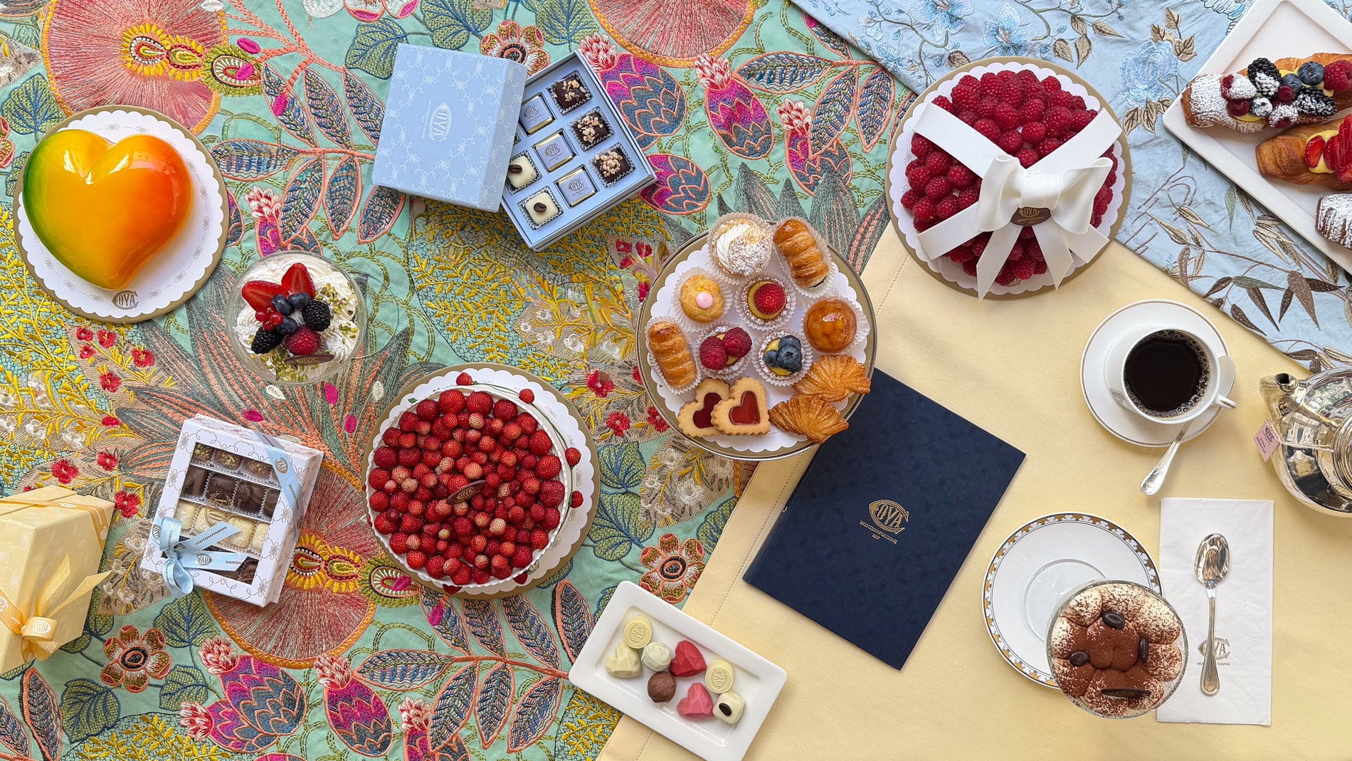 Selezione di dolci e specialità Cova per la collezione primavera