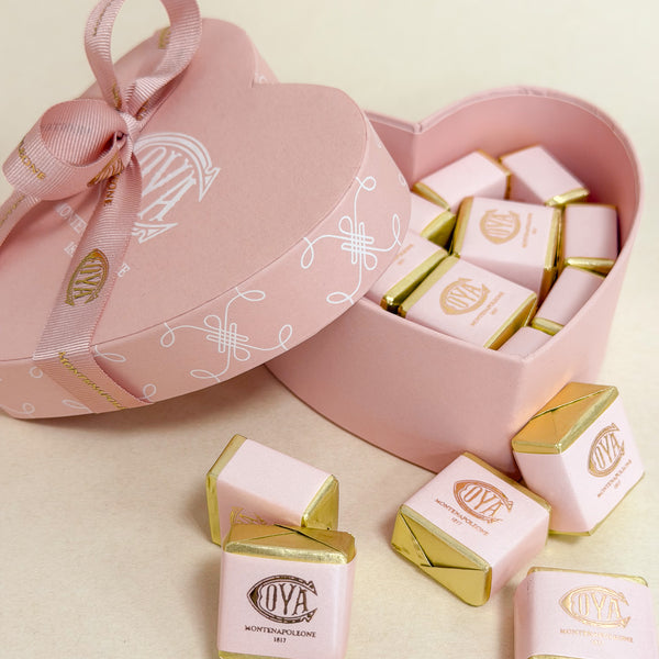 Scatola a cuore rosa con quadrotti