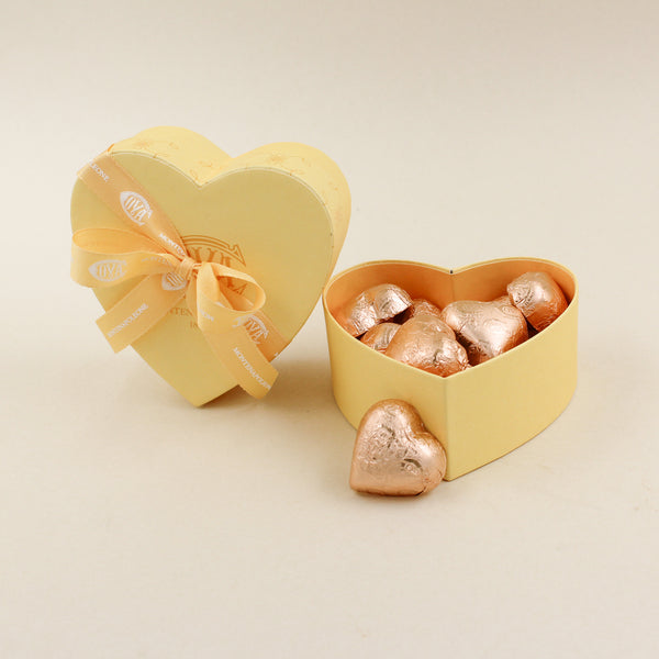 Scatola a cuore Cova con cuori di cioccolato al gianduia incartati in carta dorata