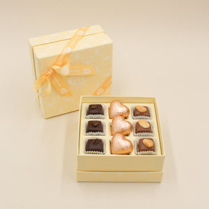 Gift box Cova con praline assortite e cuori al gianduia