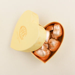 Scatola a cuore Cova con cioccolatini al gianduia incartati in carta dorata