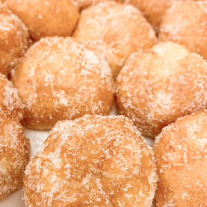 Tortelli di carnevale soffici e dorati con zucchero a velo